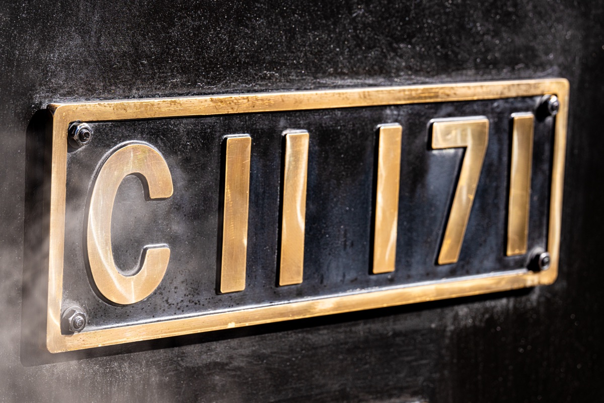 蒸気が漂う、真鍮のSL形式番号プレート「C11 171」