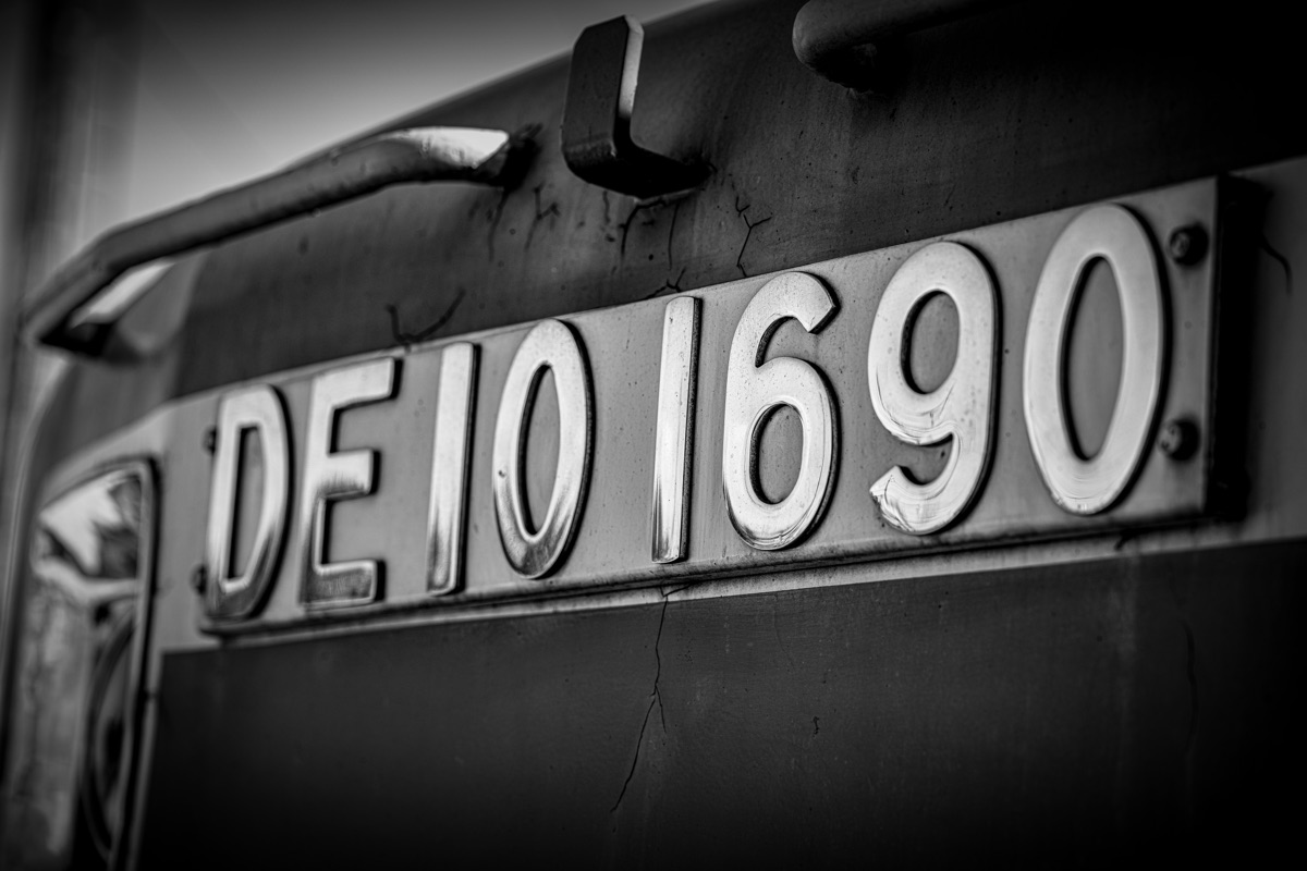 DE10形ディーゼル機関車の車番板「DE10 1690」(モノクローム)